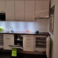 Complete Showroomkeuken In Het Wit Met Kunstof Werkblad